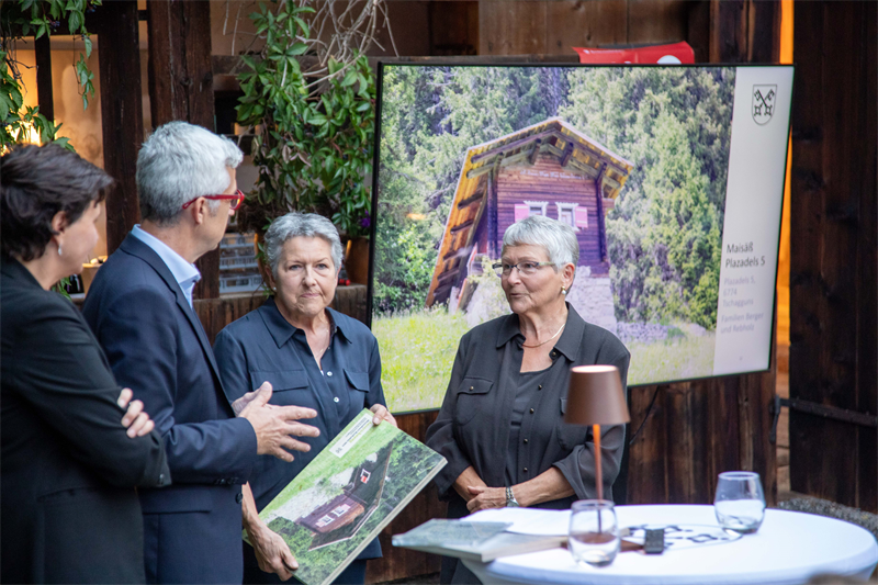 Die Familien Berger & Rebholz durften die Auszeichnung für das "Maisäß Plazadels 5" im Gauertal in Empfang nehmen